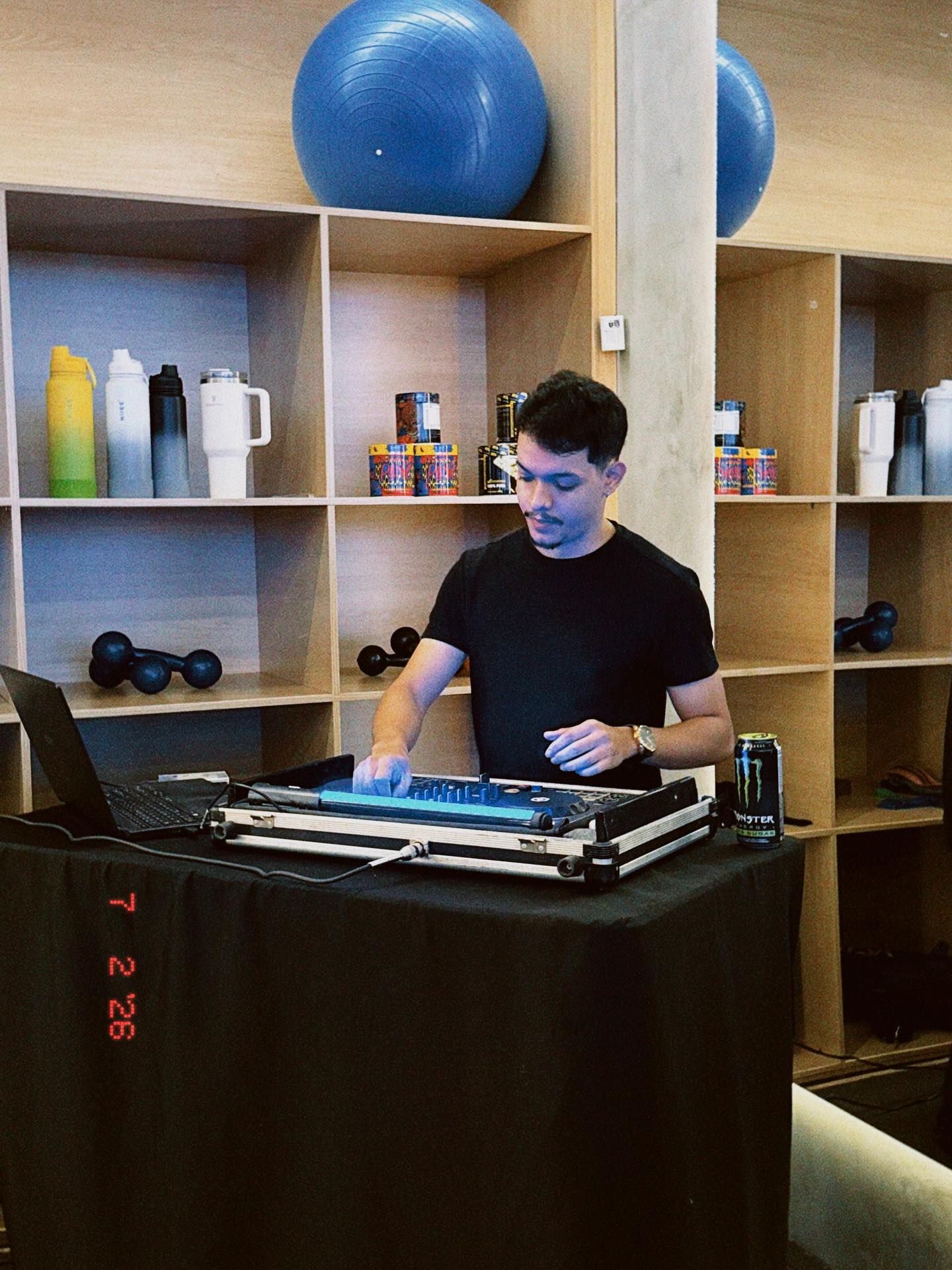 DJ Gugu tocando em evento comercial dentro de uma academia